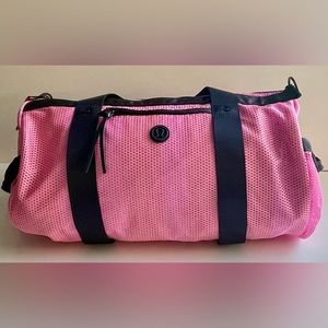 ⭐️ Host Pick ⭐️ Rare Lululemon Run On Duffle Bag Opulent Stripe Pink